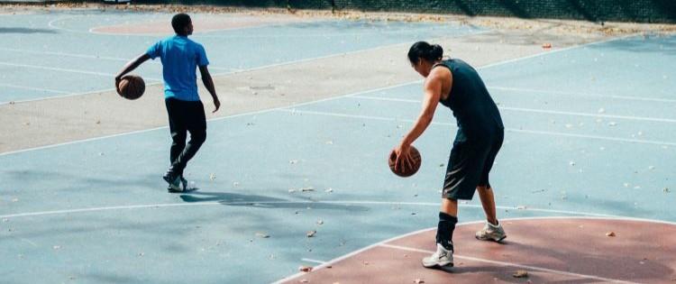 Dos hombres jugando baloncesto