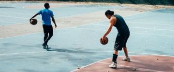 Dos hombres jugando baloncesto