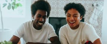Dos jóvenes sonriendo